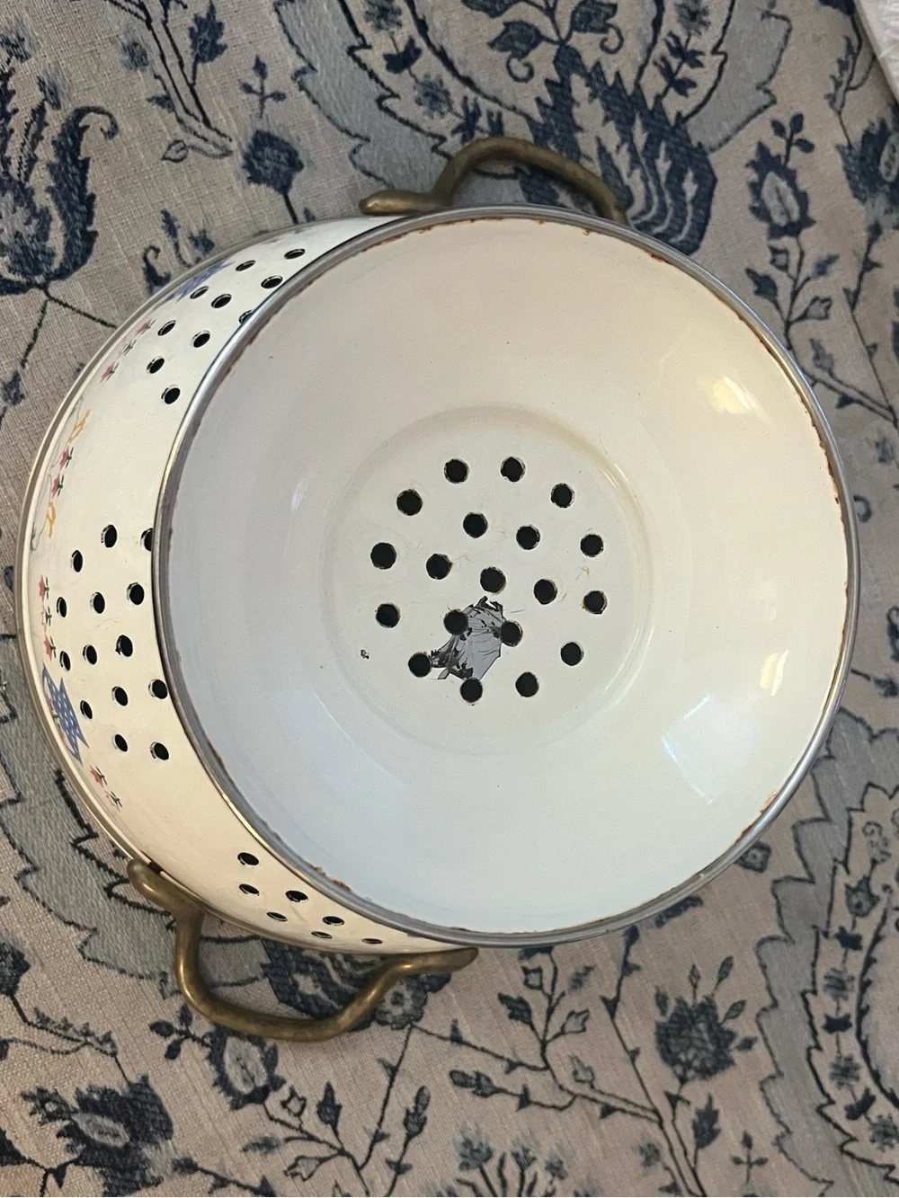 vintage 70-80’s M. Kamenstein Inc. white goose enameled metal pedestal colander